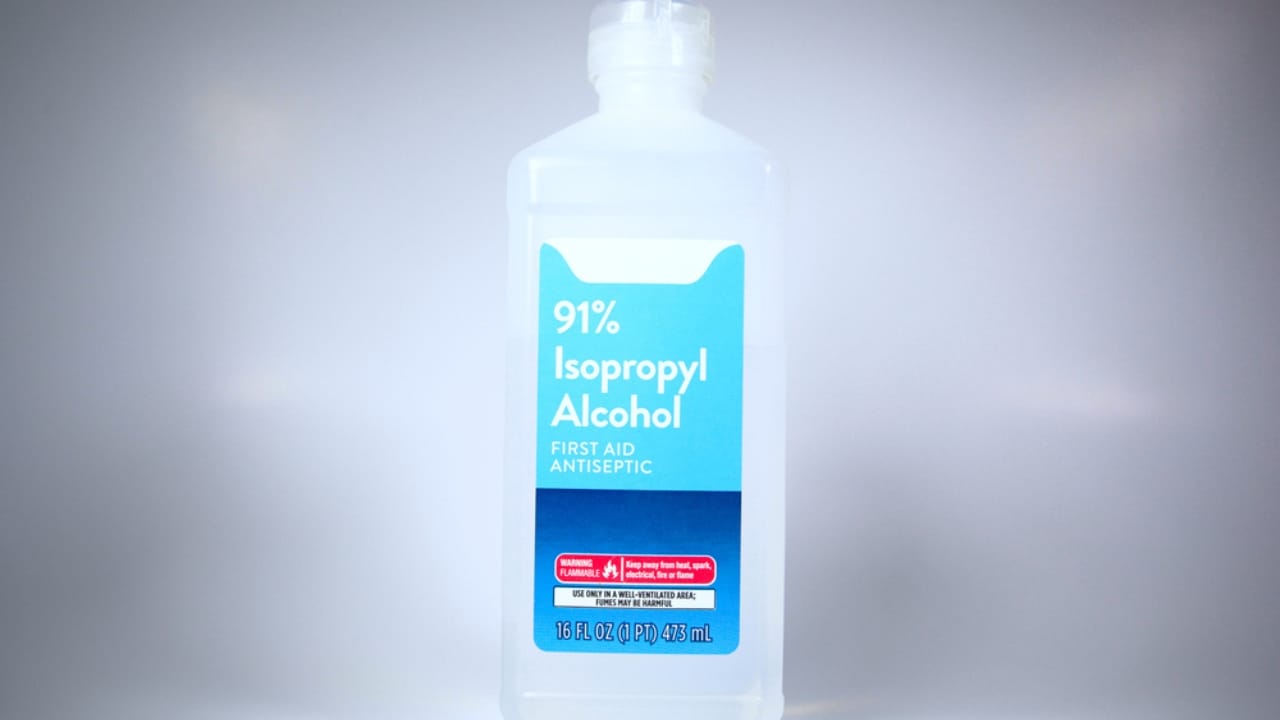 11 Common Shampoo Ingredients Linked to Bald Spots & Thinning Hair 12 11 Common Shampoo Ingredients Linked to Bald Spots & Thinning Hair - alcohol dp514029332