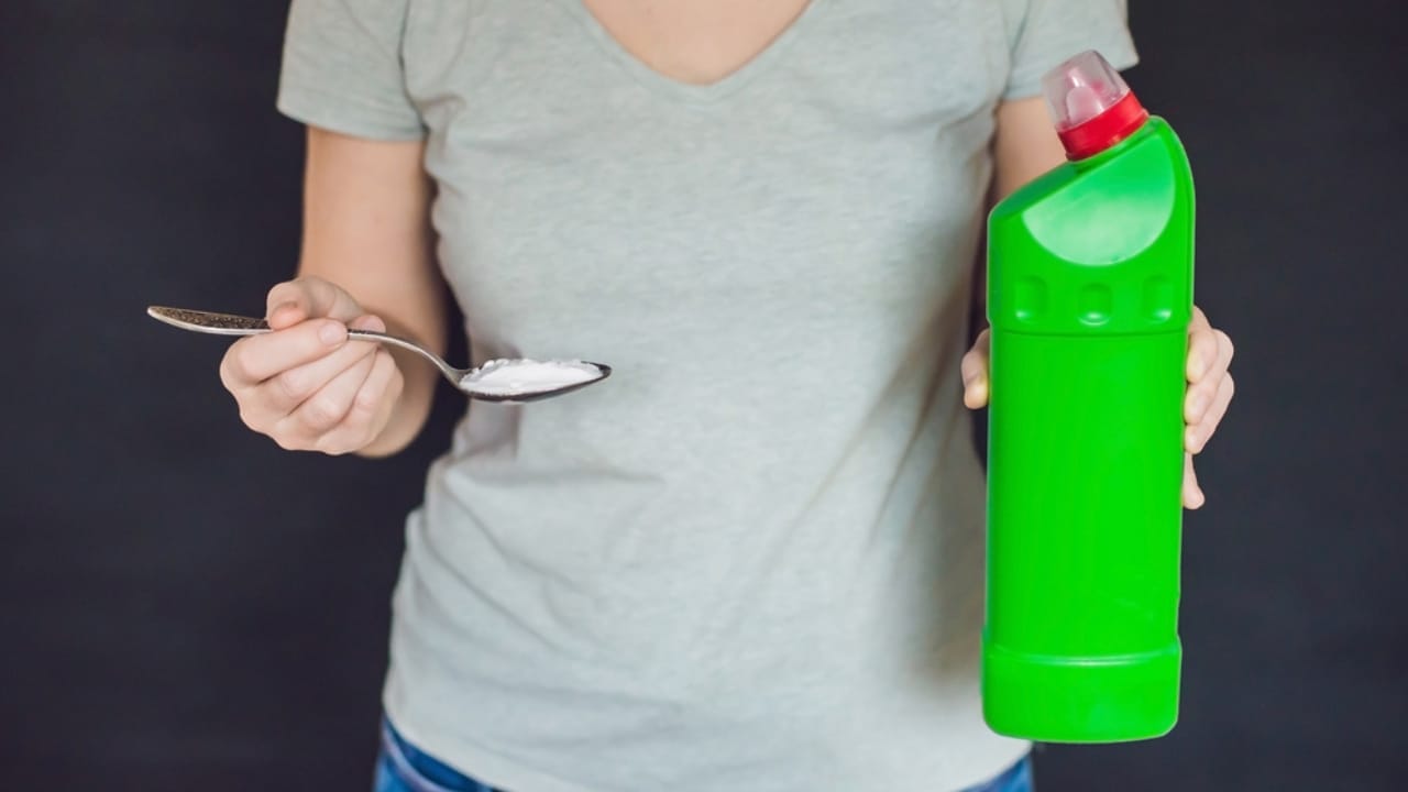 This Simple Baking Soda Trick Eliminates Trash Can Odors 4 This Simple Baking Soda Trick Eliminates Trash Can Odors - baking soda hack ss730625092