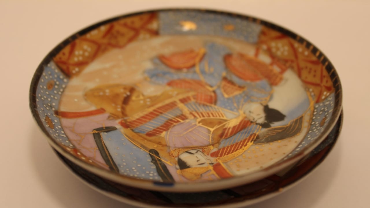 15 Signs You’ve Found a High-Quality Gem at the Thrift Store 9 15 Signs You’ve Found a High-Quality Gem at the Thrift Store - branded plates ss1859147086