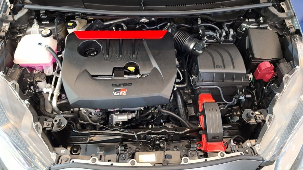 10 Times WD-40 Does More Harm Than Good 10 10 Times WD-40 Does More Harm Than Good - car engine ss2511858989