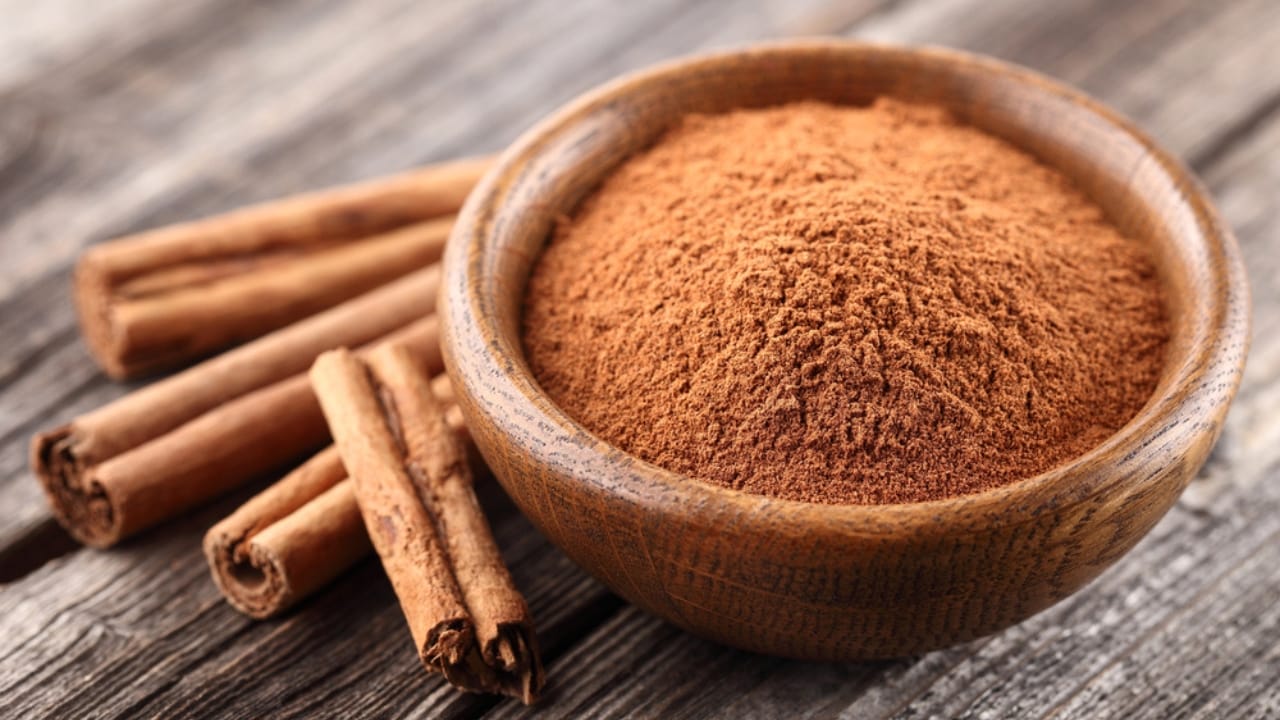 13 Safe & Natural Ways to Eliminate Carpenter Ants for Good 5 13 Safe & Natural Ways to Eliminate Carpenter Ants for Good - cinnamon dp67538877