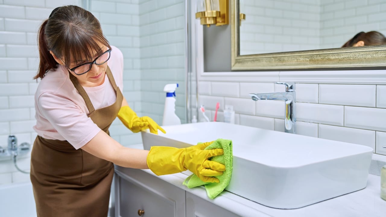 15 Natural Cleaning Recipes That Rival Chemical Products - cleaning bathroom ss2452790793