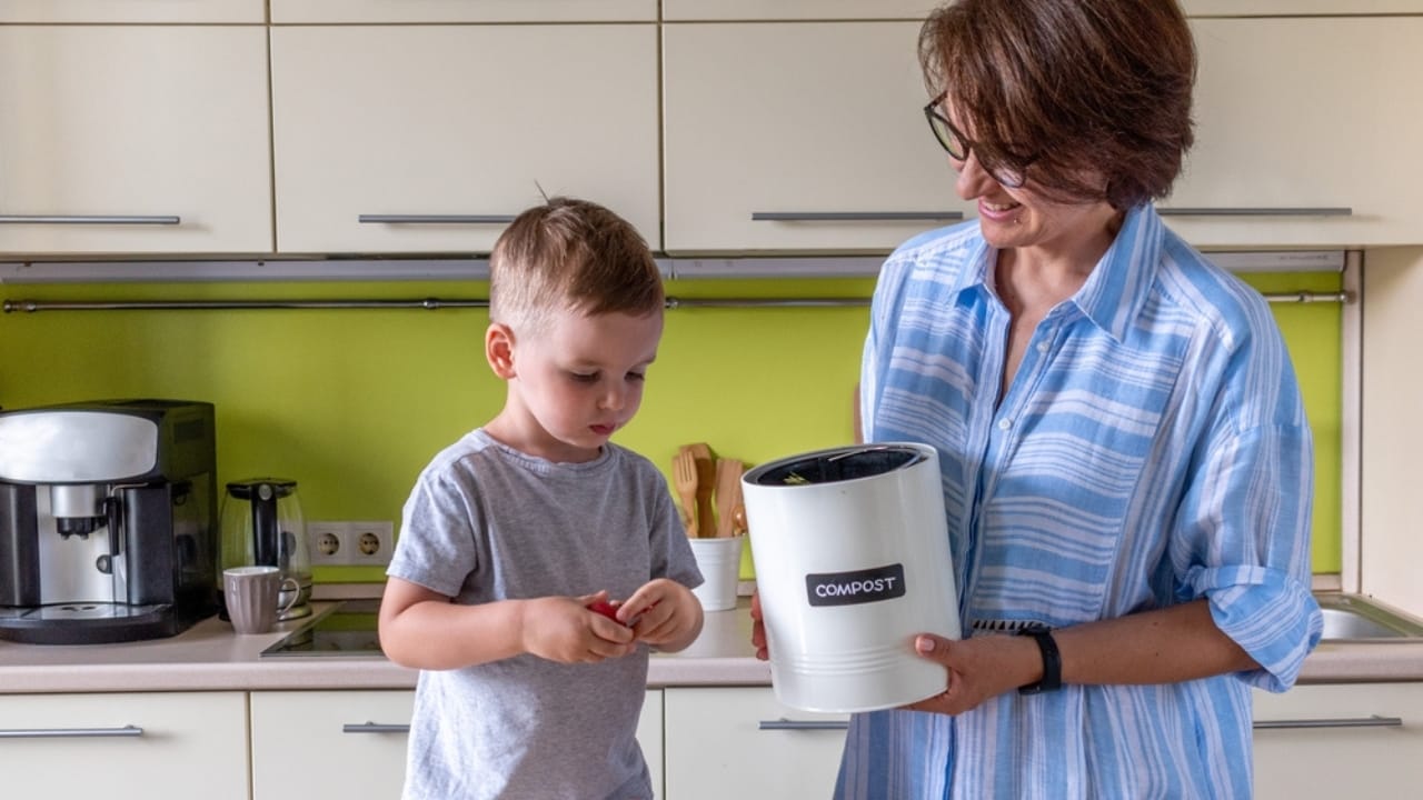 18 Composting Tips Every Beginner Needs to Turn Scraps into Garden Gold 19 18 Composting Tips Every Beginner Needs to Turn Scraps into Garden Gold - compost bin knowledge ss2050571003