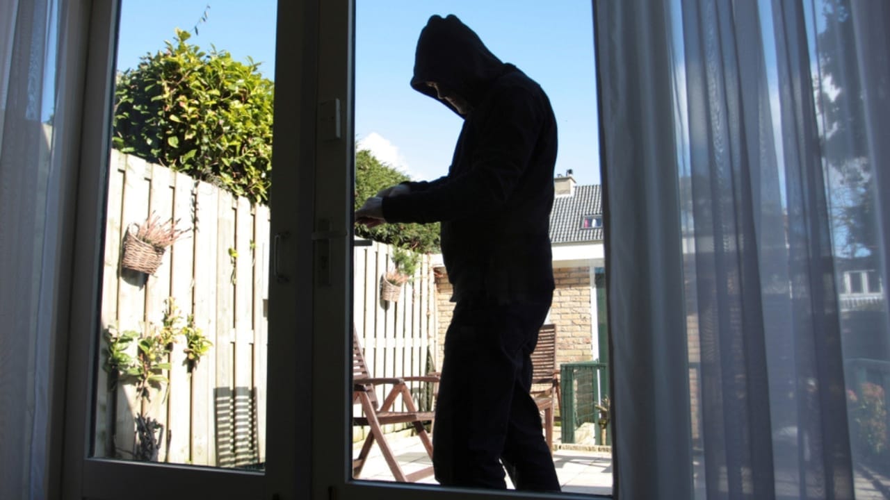 10 Reasons to Rethink Leaving Your Porch Light On Overnight - daytime burglaries ss794696251