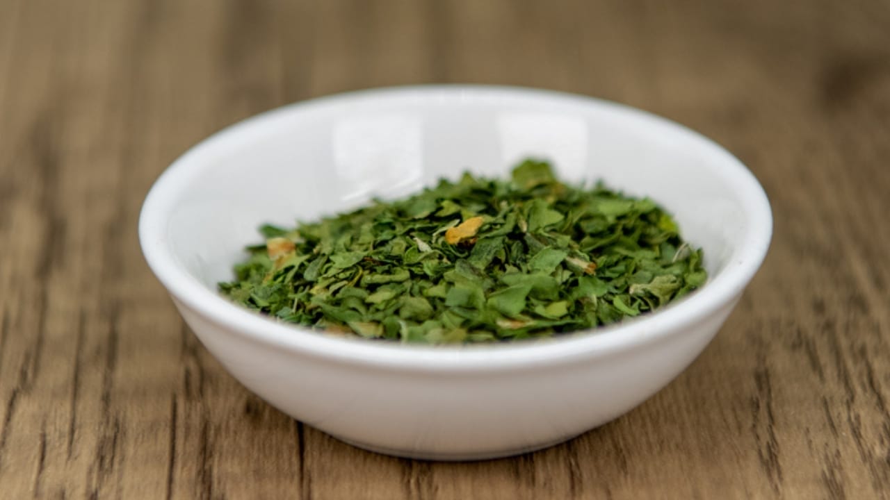 Stock Your Pantry with These 18 Foods To Dehydrate for Emergency Storage 14 Stock Your Pantry with These 18 Foods To Dehydrate for Emergency Storage - dehydrated spinach dp625535732