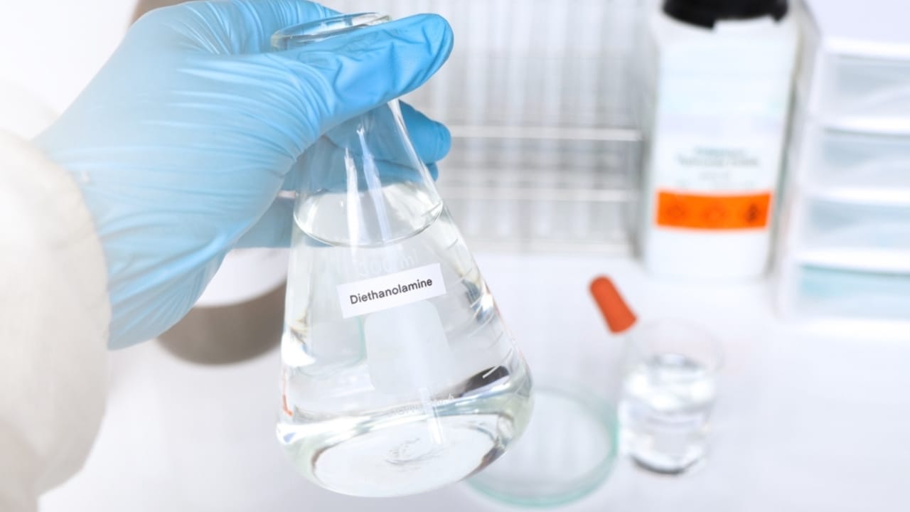 11 Common Shampoo Ingredients Linked to Bald Spots & Thinning Hair 6 11 Common Shampoo Ingredients Linked to Bald Spots & Thinning Hair - diethanolamine ss2231038177