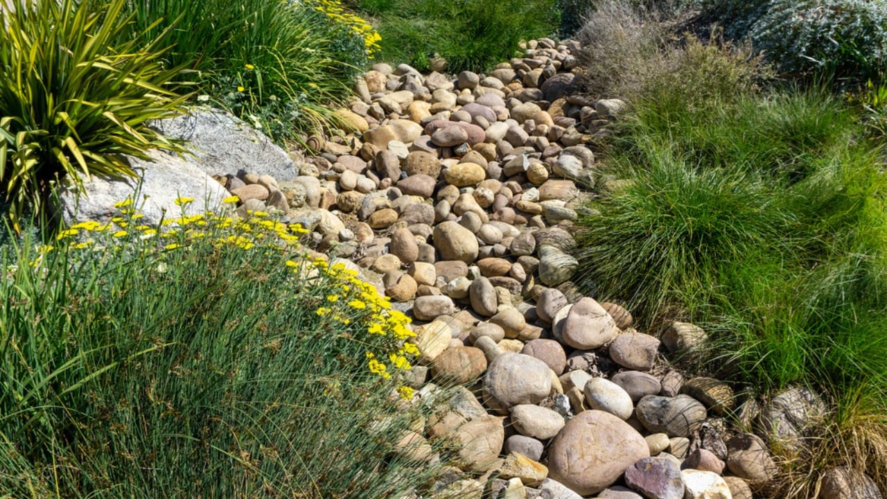 17 River Rock Landscaping Ideas That Turn Simple Yards Into Showpieces 5 17 River Rock Landscaping Ideas That Turn Simple Yards Into Showpieces - dry river bed ss2024881754