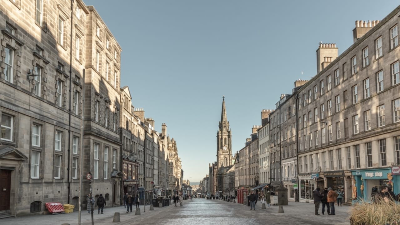 15 Walkable Cities Where Pedestrians Reign Supreme 14 15 Walkable Cities Where Pedestrians Reign Supreme - ediburgh scotland ss2490783355