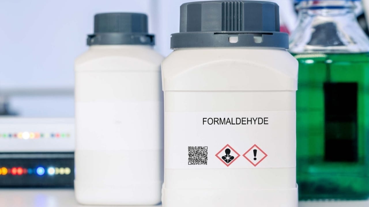 11 Common Shampoo Ingredients Linked to Bald Spots & Thinning Hair 4 11 Common Shampoo Ingredients Linked to Bald Spots & Thinning Hair - formaldehyde ss2163744817