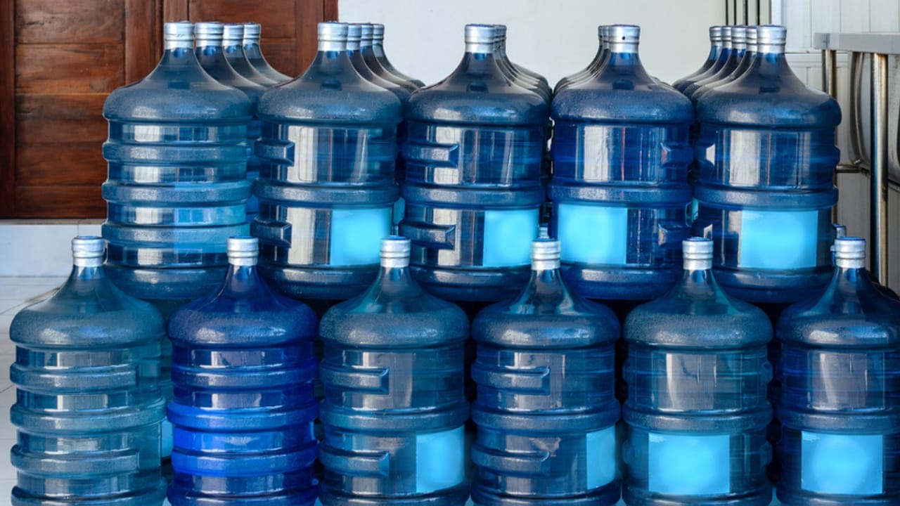 20 Skills Everyone Should Master in Uncertain Times 13 20 Skills Everyone Should Master in Uncertain Times - gallons of water dp349131758