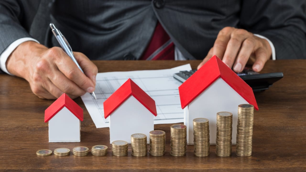 These 15 Problems Could Make Buyers Walk Away 14 These 15 Problems Could Make Buyers Walk Away - house with money dp90238456