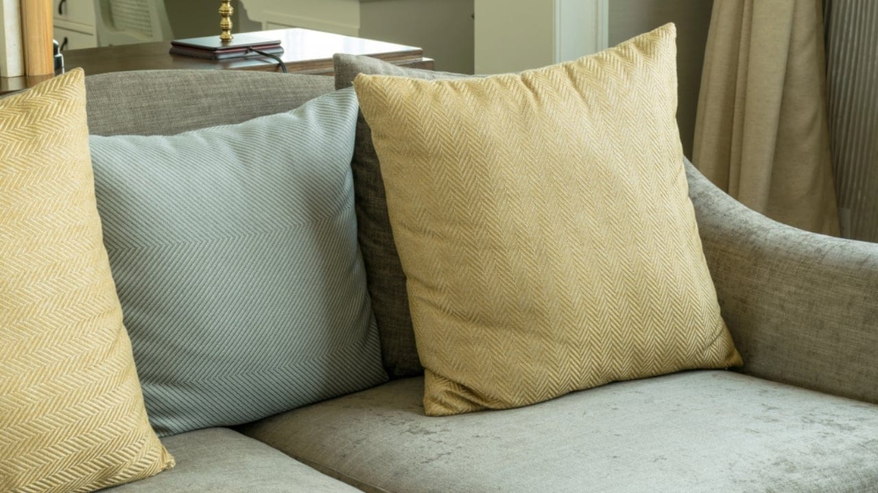 12 Ideas From Martha Stewart to Perfect Warm Minimalist Décor 3 12 Ideas From Martha Stewart to Perfect Warm Minimalist Décor - living room velvet gray sofa pillow dp109101442