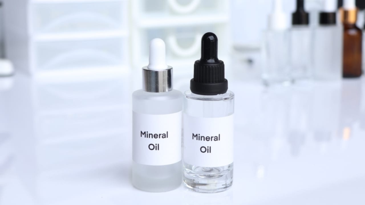 11 Common Shampoo Ingredients Linked to Bald Spots & Thinning Hair 11 11 Common Shampoo Ingredients Linked to Bald Spots & Thinning Hair - mineral oil ss2222272531