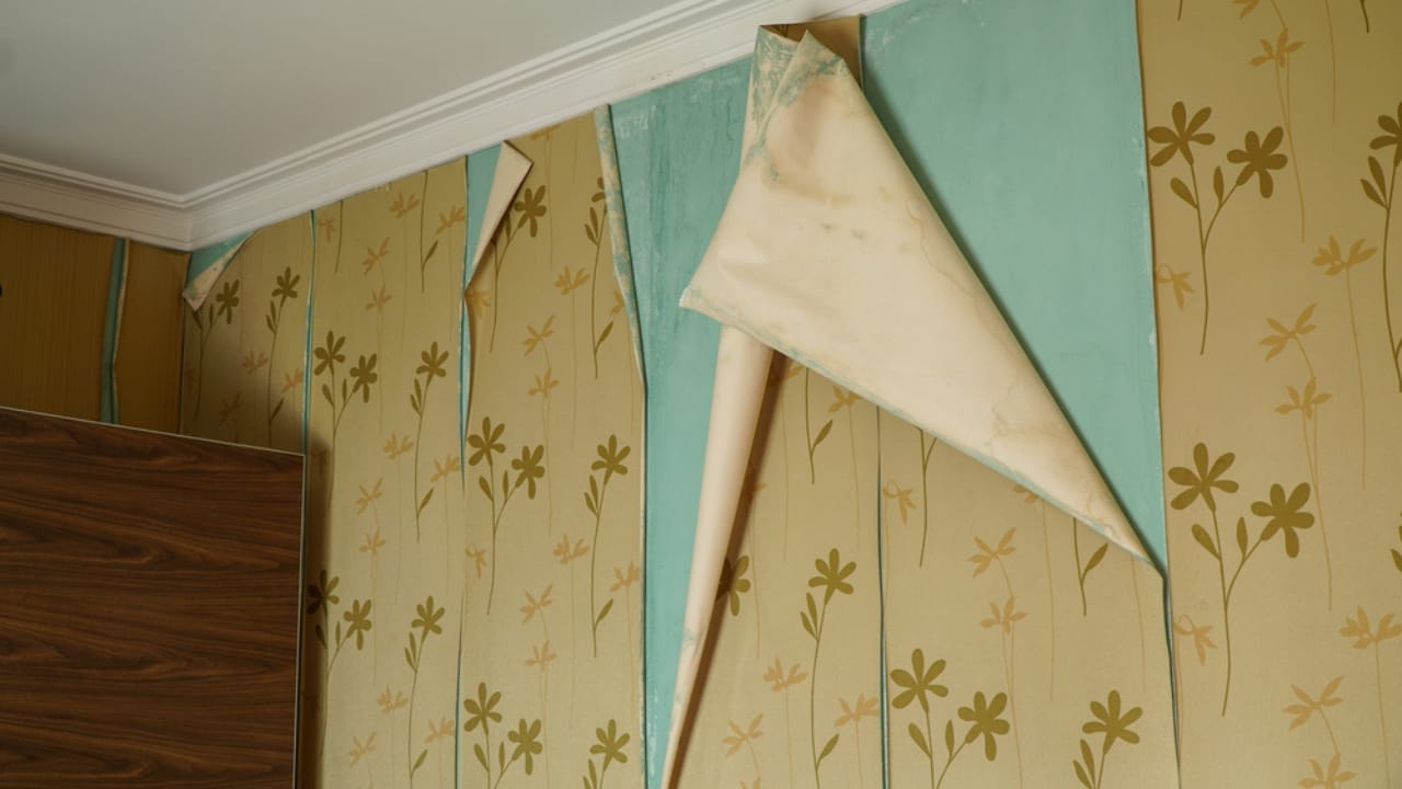 15 Design Mistakes That Could Be Making You Miserable at Home 10 15 Design Mistakes That Could Be Making You Miserable at Home - peeling wallpaper decoration ss1801576357