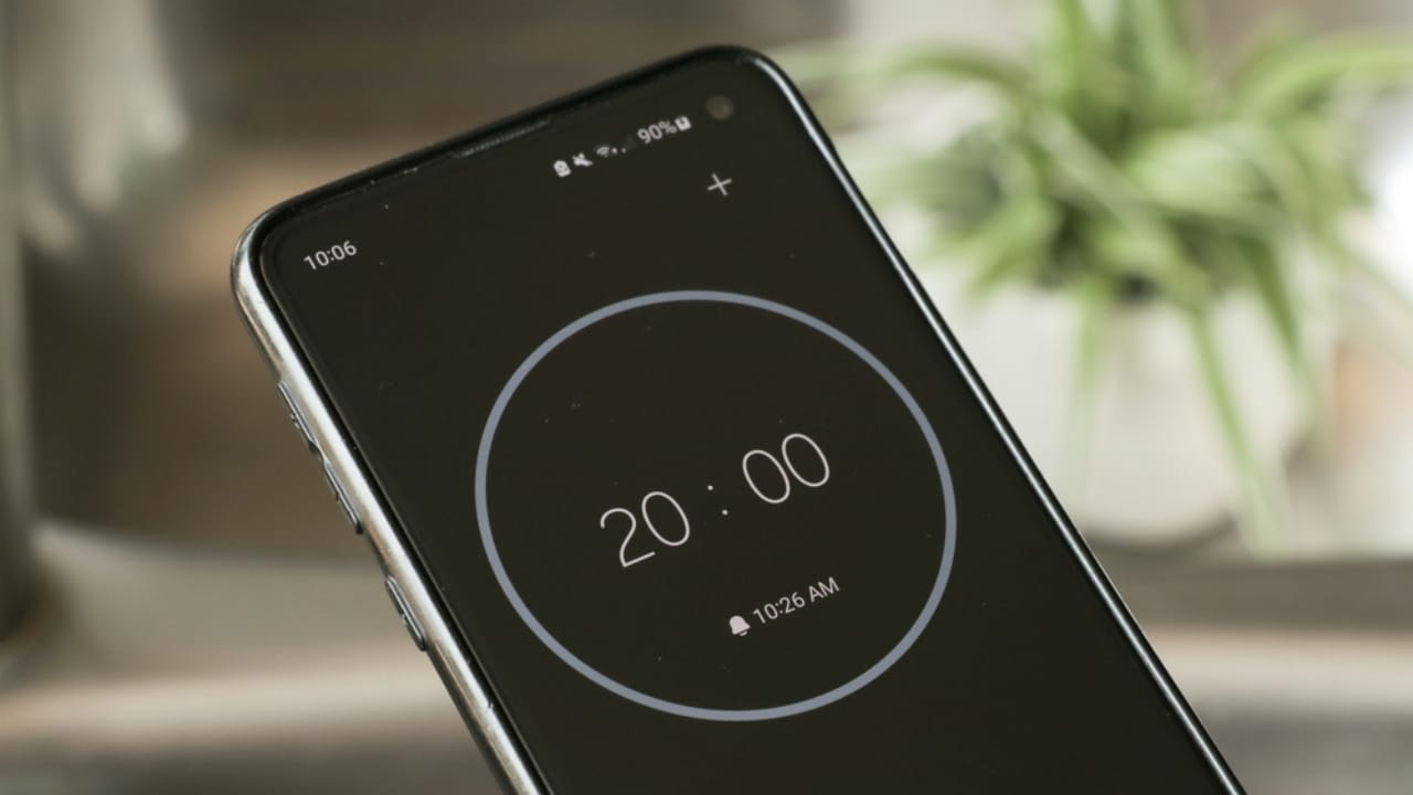 Declutter Your Home in Record Time with This Expert-Approved 20-Minute Rule 4 Declutter Your Home in Record Time with This Expert-Approved 20-Minute Rule - phone with a black and white 20 minute timer ss2319727225