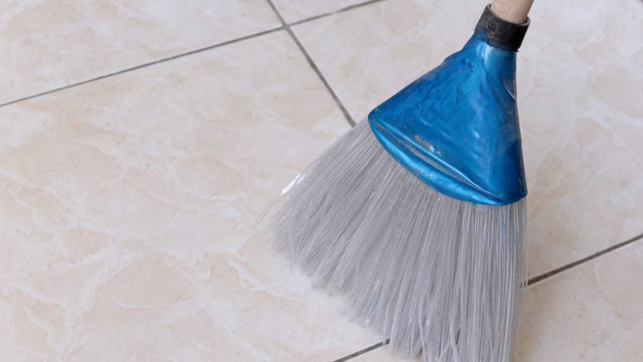 20 Creative Ways to Reuse Plastic Bottles in Your Home, Garden & Crafts - plastic bottle broom ss1150785272