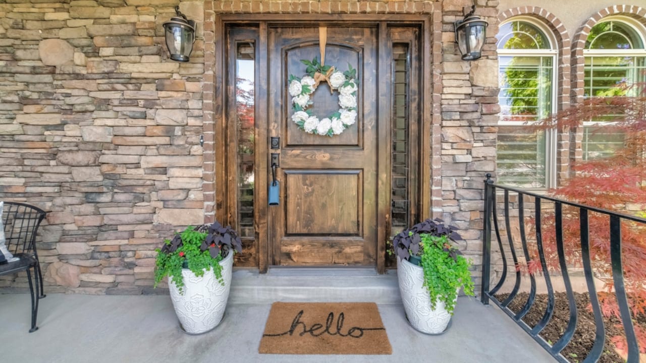 8 Ways to Make Your Porch a Welcoming Outdoor Escape 8 8 Ways to Make Your Porch a Welcoming Outdoor Escape - porch with plants and geeting rug dp523804036