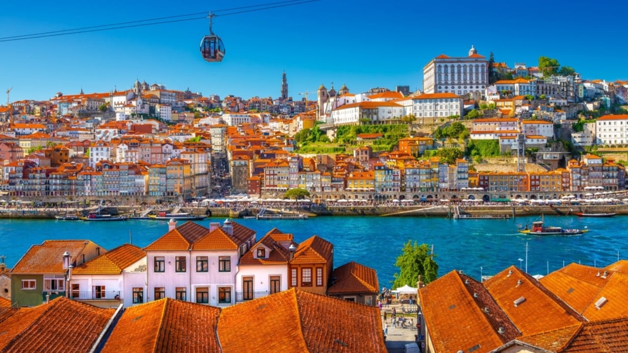 15 Walkable Cities Where Pedestrians Reign Supreme 5 15 Walkable Cities Where Pedestrians Reign Supreme - porto portugal ss2482943913