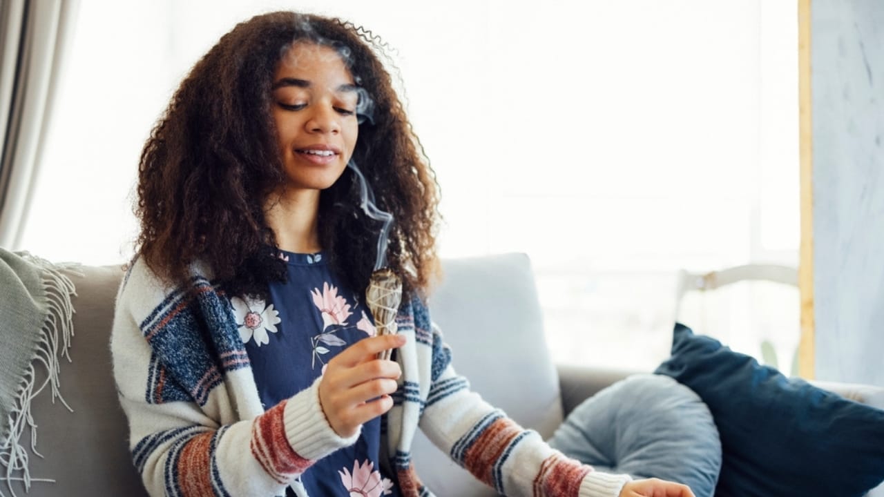 Ancient Ritual Meets Modern Science: Sage Smudging's Impact on Indoor Air Quality - sage smoke ss2258592739