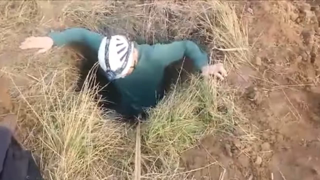 Rescuers Heartwarmingly Save Blind Dog After Month-Long Ordeal Trapped in a Well 3 Rescuers Heartwarmingly Save Blind Dog After Month-Long Ordeal Trapped in a Well - saving christmas 1