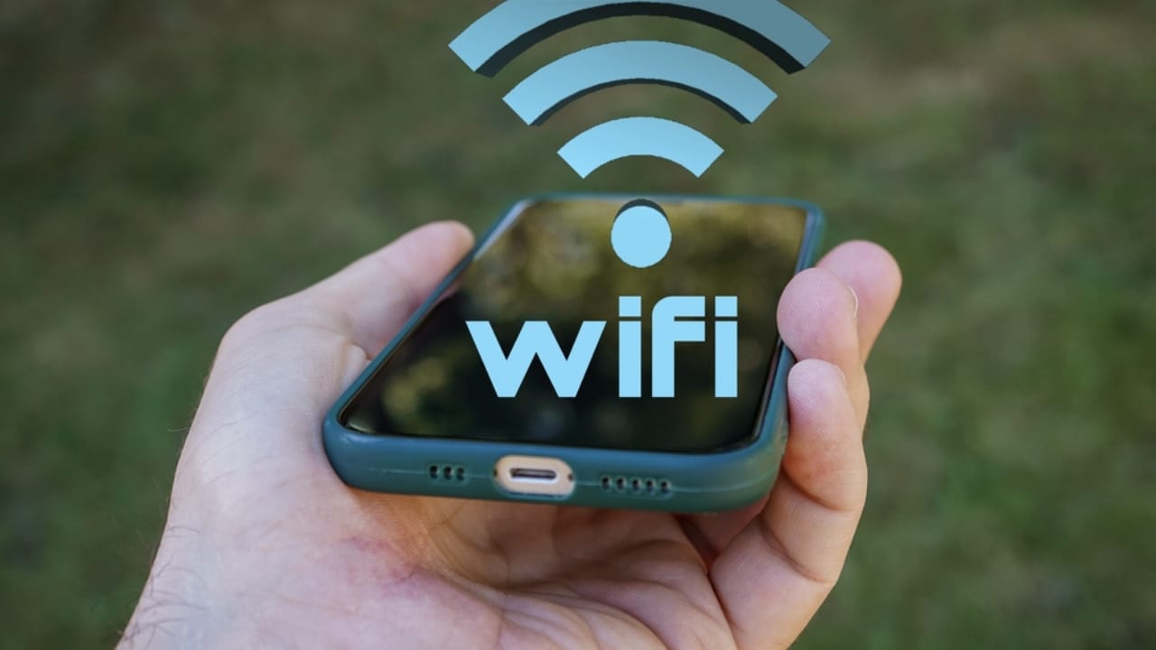7 Off-Grid Internet Solutions for Staying Connected Anywhere 9 7 Off-Grid Internet Solutions for Staying Connected Anywhere - smart phone wifi icon dp644271654