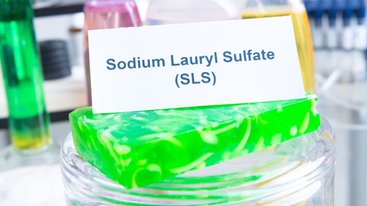 11 Common Shampoo Ingredients Linked to Bald Spots & Thinning Hair 2 11 Common Shampoo Ingredients Linked to Bald Spots & Thinning Hair - sodium lauryl sulfate dp101964612