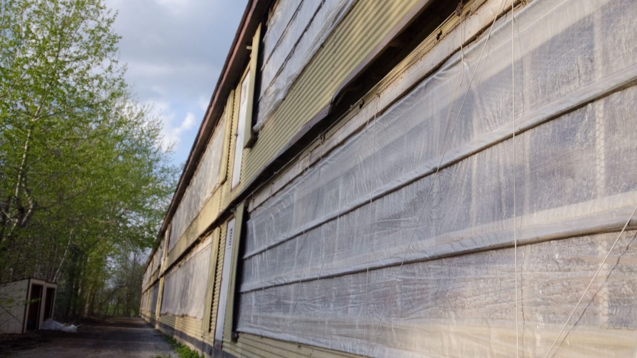 Keeping Chickens Warm Without Electricity: 8 Practical Winter Tips 7 Keeping Chickens Warm Without Electricity: 8 Practical Winter Tips - solar powered chicken coop wc