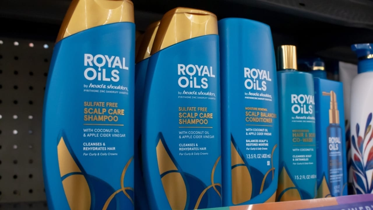 11 Common Shampoo Ingredients Linked to Bald Spots & Thinning Hair 13 11 Common Shampoo Ingredients Linked to Bald Spots & Thinning Hair - sulfate shampoo ss2269063411