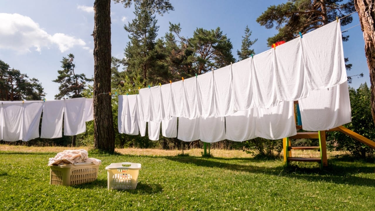 10 Common Mistakes You're Probably Making When Washing Your Towels 6 10 Common Mistakes You're Probably Making When Washing Your Towels - towel drying outdoor dp80171086