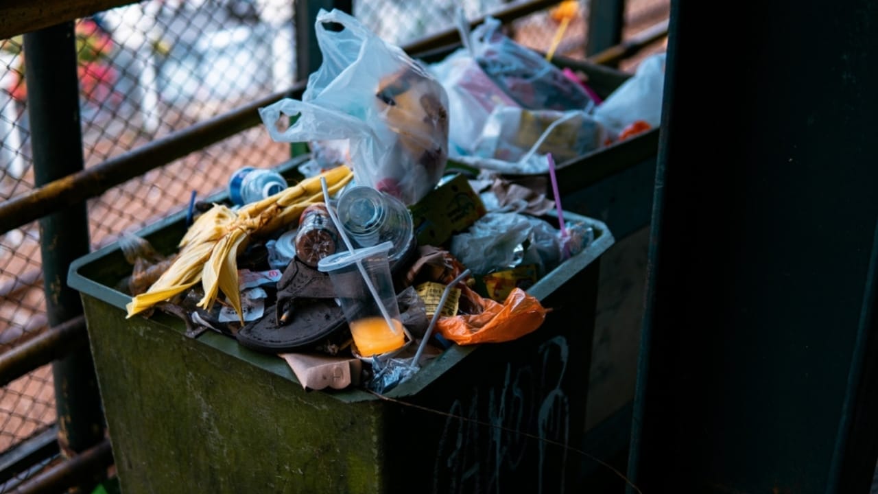 This Simple Baking Soda Trick Eliminates Trash Can Odors 2 This Simple Baking Soda Trick Eliminates Trash Can Odors - trash can odor ss2415751507