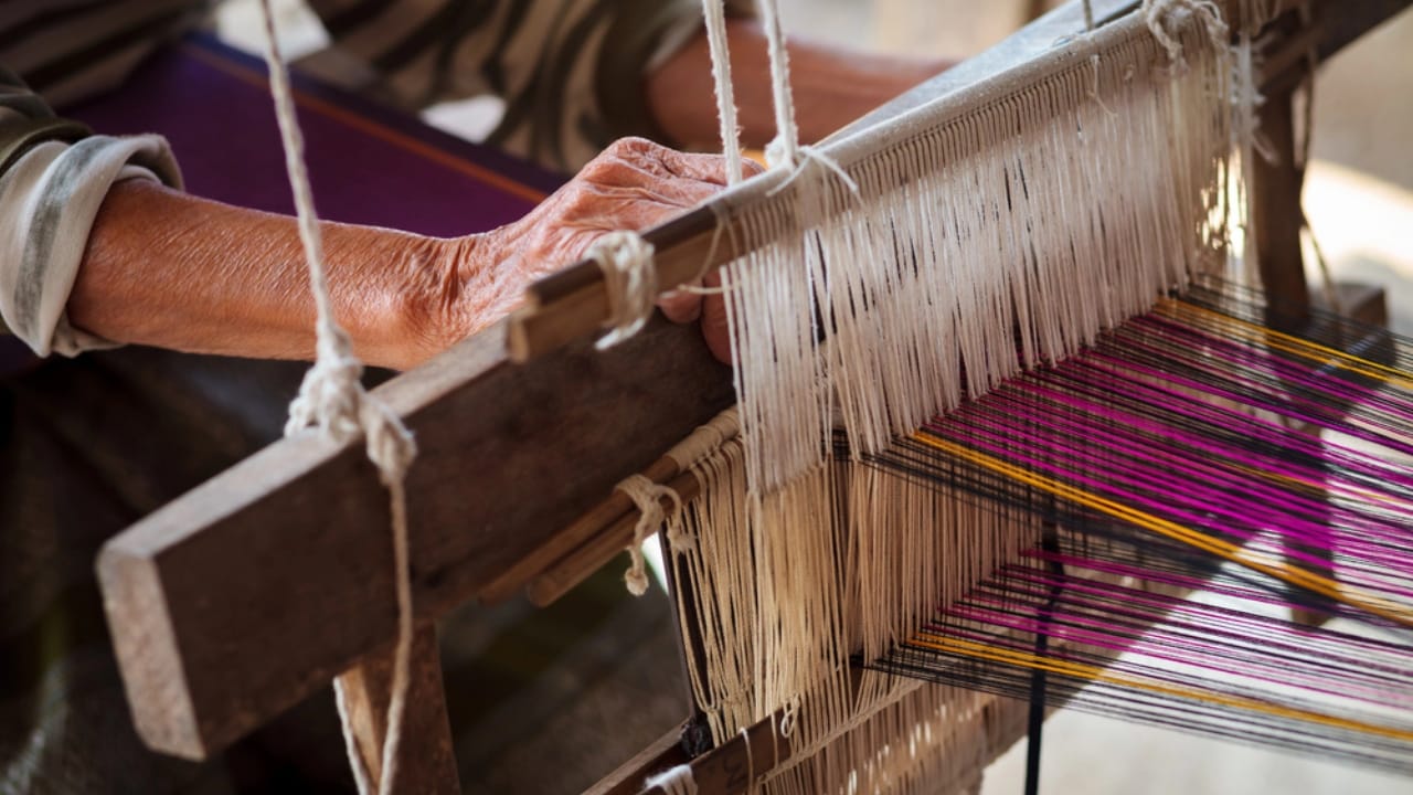 Building Resilience: 27 Pioneer Skills to Master in Uncertain Times 27 Building Resilience: 27 Pioneer Skills to Master in Uncertain Times - weaving dp19039667