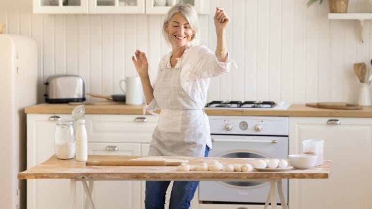 23 No-Fuss Dinner Recipes When You Don’t Want to Overthink It 5 23 No-Fuss Dinner Recipes When You Don’t Want to Overthink It - woman cooking ss2325492993