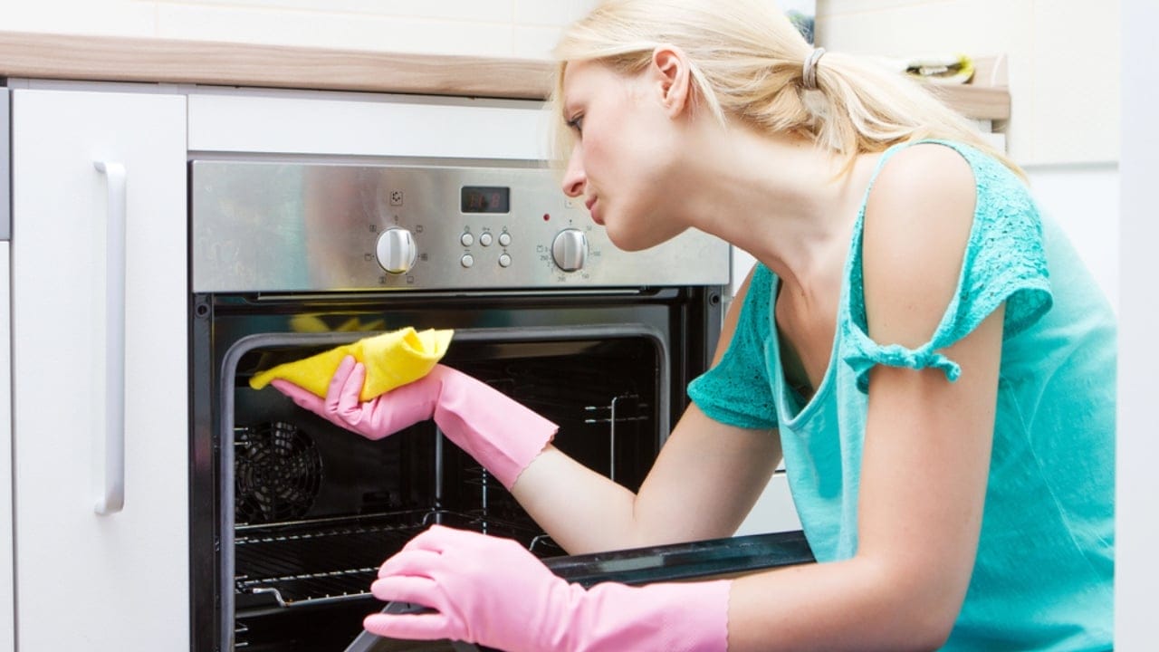 15 Natural Cleaning Recipes That Rival Chemical Products - woman cleaning oven dp27150595