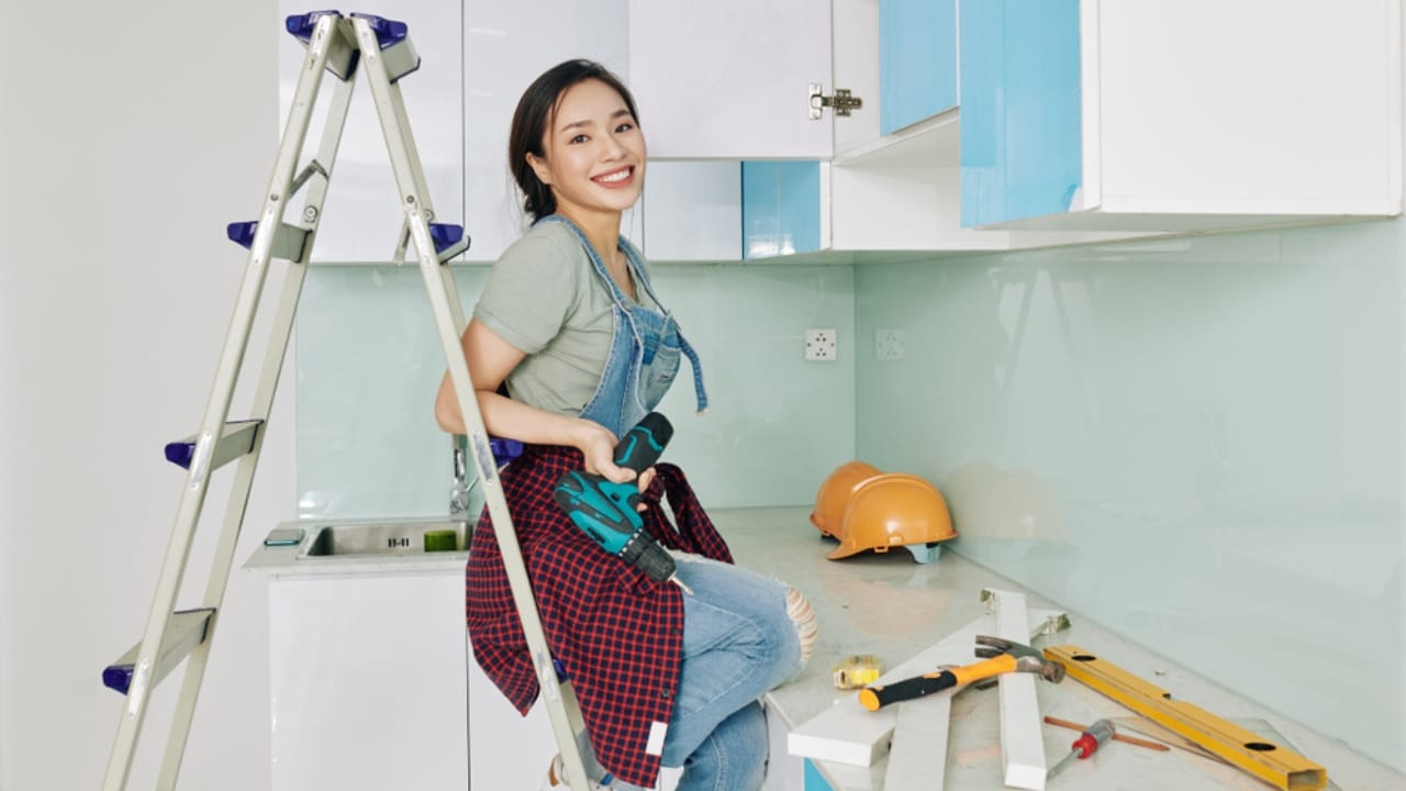 Why Designers are Raving About Kate Hudson's Kitchen Cabinets 5 Why Designers are Raving About Kate Hudson's Kitchen Cabinets - woman in kitchen ss1577064250