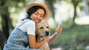 17 Apps Every Pet Owner Should Download Right Now 1 17 Apps Every Pet Owner Should Download Right Now - woman with dog dp504780840