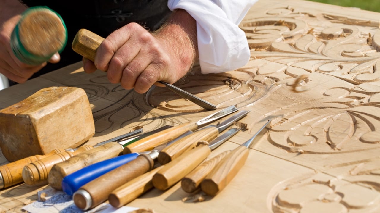 Building Resilience: 27 Pioneer Skills to Master in Uncertain Times 21 Building Resilience: 27 Pioneer Skills to Master in Uncertain Times - wood carving dp6408886