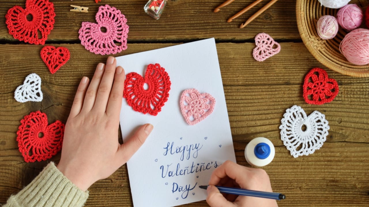 Don’t Toss That Yarn: 15 Creative Uses for Your Leftover Scraps 16 Don’t Toss That Yarn: 15 Creative Uses for Your Leftover Scraps - yarn greeting card ss1290744343