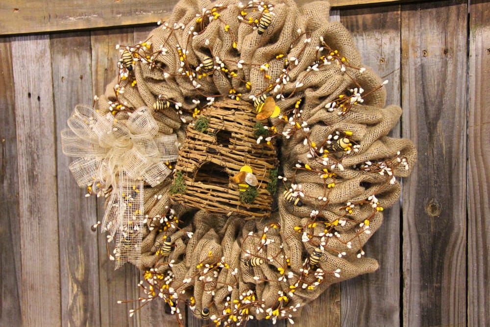 25 Unique Christmas Wreaths to Elevate Your Holiday Decor 14 25 Unique Christmas Wreaths to Elevate Your Holiday Decor - A wreath with bees and burlap ss1100325059 dpdgm