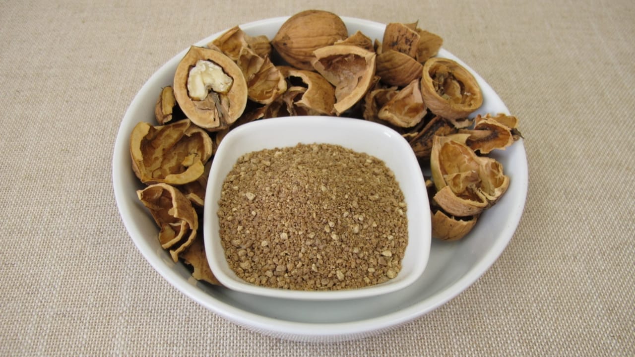 Don’t Toss Walnut Shells: Use Them to Supercharge Your Garden 5 Don’t Toss Walnut Shells: Use Them to Supercharge Your Garden - Brown walnut shell granules dp727890900 dnoh