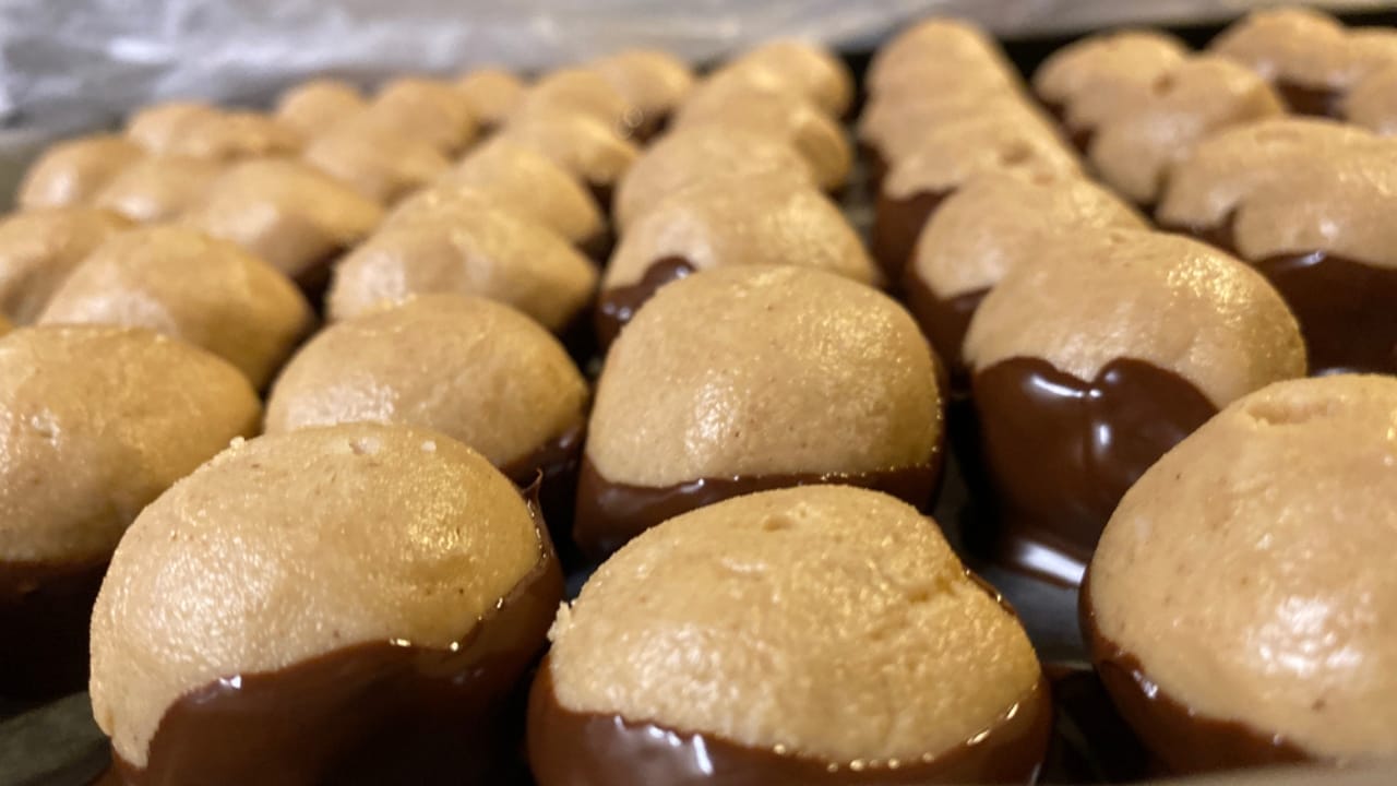 20 Homemade Holiday Candies That Will Sweeten Your Season 14 20 Homemade Holiday Candies That Will Sweeten Your Season - Buckeyes dp461536930 dnoh