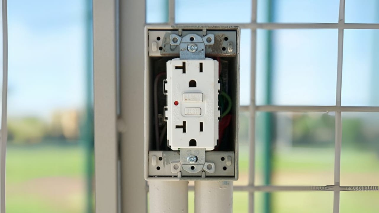 12 Electrical Code Violations That Put Your Home at Risk 4 12 Electrical Code Violations That Put Your Home at Risk - CFCI dp32450139 dnoh