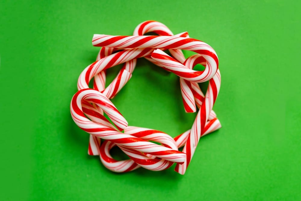 25 Unique Christmas Wreaths to Elevate Your Holiday Decor 10 25 Unique Christmas Wreaths to Elevate Your Holiday Decor - Candy Cane Stripe Wreath ss2548347125 dpdgm