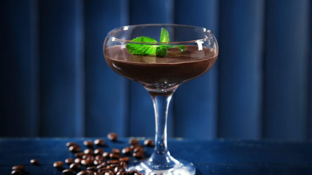 20 Fun & Tasty Christmas Mocktails to Try 2 20 Fun & Tasty Christmas Mocktails to Try - Chocolate Peppermint Martini Mocktail dp91955242 dnoh