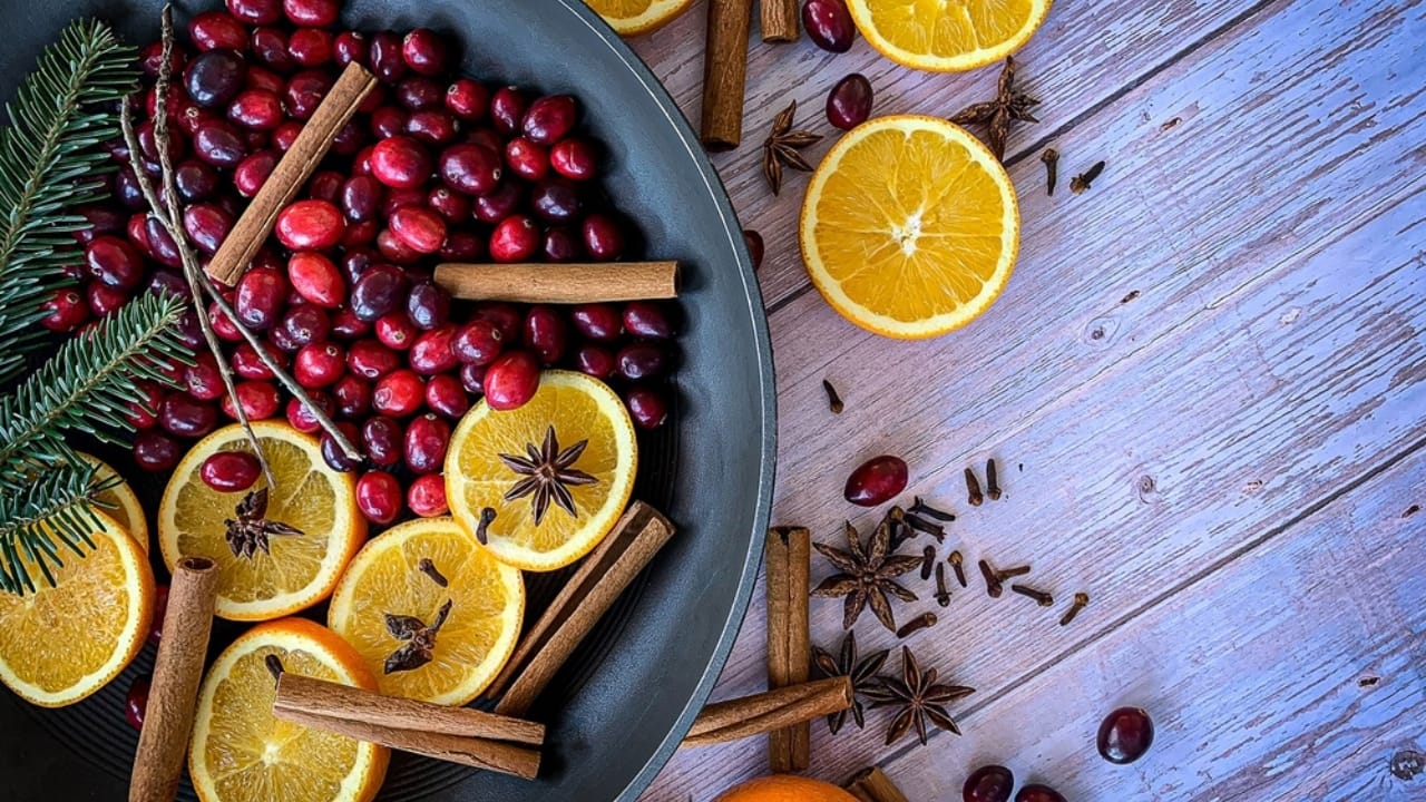 25 Creative DIY Gifts for a Memorable Holiday Season - Christmas Stovetop Potpourri ss2404397663 dpdgm
