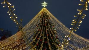 Science Explains Why Early Christmas Decor Makes You Happier 1 Science Explains Why Early Christmas Decor Makes You Happier - Christmas decorations of the Manege Square ss2206079357 dpdgm