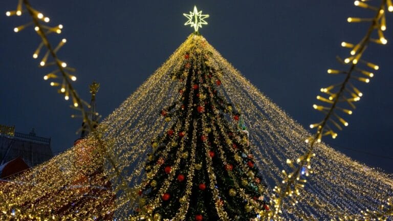 Science Explains Why Early Christmas Decor Makes You Happier 7 Science Explains Why Early Christmas Decor Makes You Happier - Christmas decorations of the Manege Square ss2206079357 dpdgm