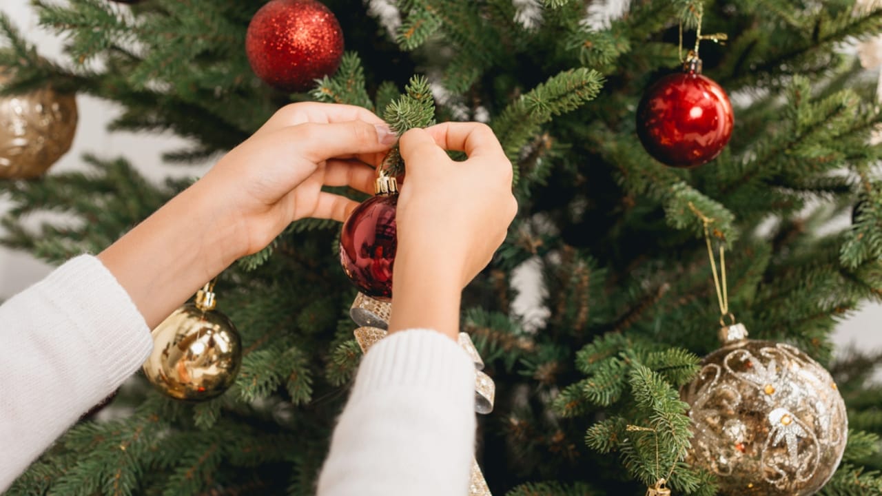 Science Explains Why Early Christmas Decor Makes You Happier 2 Science Explains Why Early Christmas Decor Makes You Happier - Christmas tree decorating dp162865194 dnoh