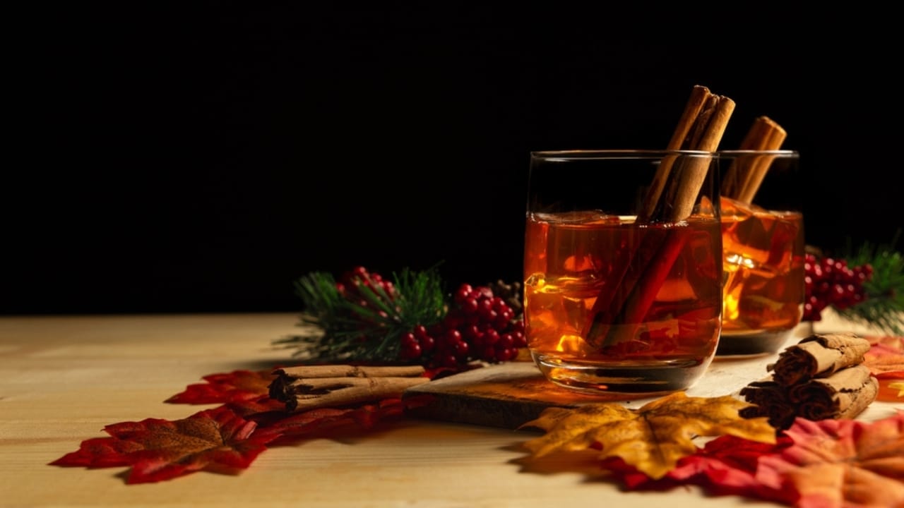 20 Fall Cocktails Full of Warm, Cozy Flavors 16 20 Fall Cocktails Full of Warm, Cozy Flavors - Cinnamon Maple Whiskey Sour ss2368444343 dnoh