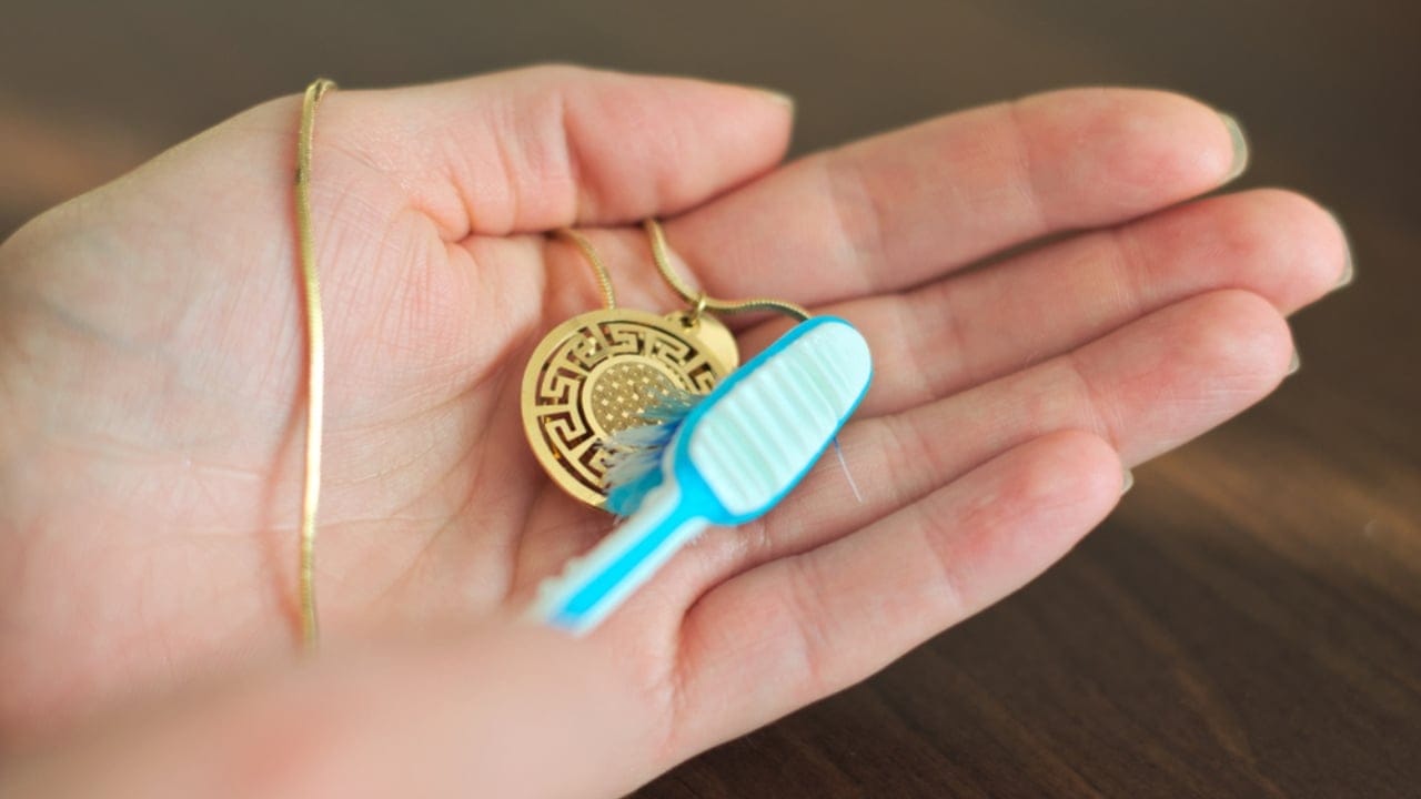 6 Tips to Make Your Jewelry Shine This Holiday Season 3 6 Tips to Make Your Jewelry Shine This Holiday Season - Cleaning the golden chain and pendants ss1204159891 dpdgm