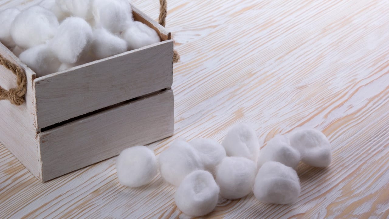 Make Your Bathroom Smell Amazing with This Cotton Ball Hack 2 Make Your Bathroom Smell Amazing with This Cotton Ball Hack -
